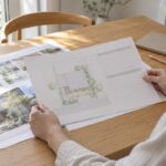 外構の提案資料と費用の欄を手元で確認する様子