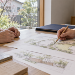 住宅外構の配置図を広げ、変更したい箇所を相談する手元